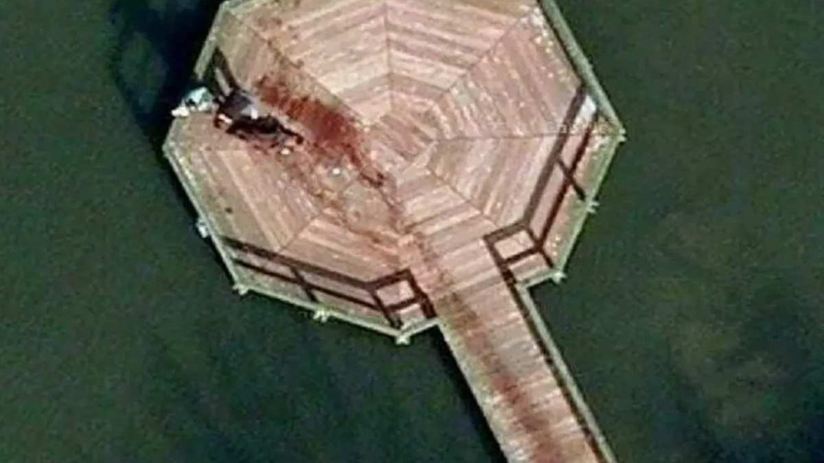 Is a Dead Body Visible at Google Maps 52.376552.598305?